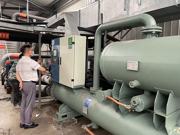 塑料廠冷水機(jī)安裝